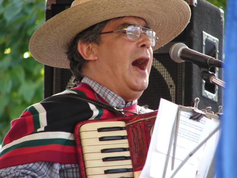 Cantor chileno tocando cueca, instrumento típico do país. Fonte: Wikimedia. 